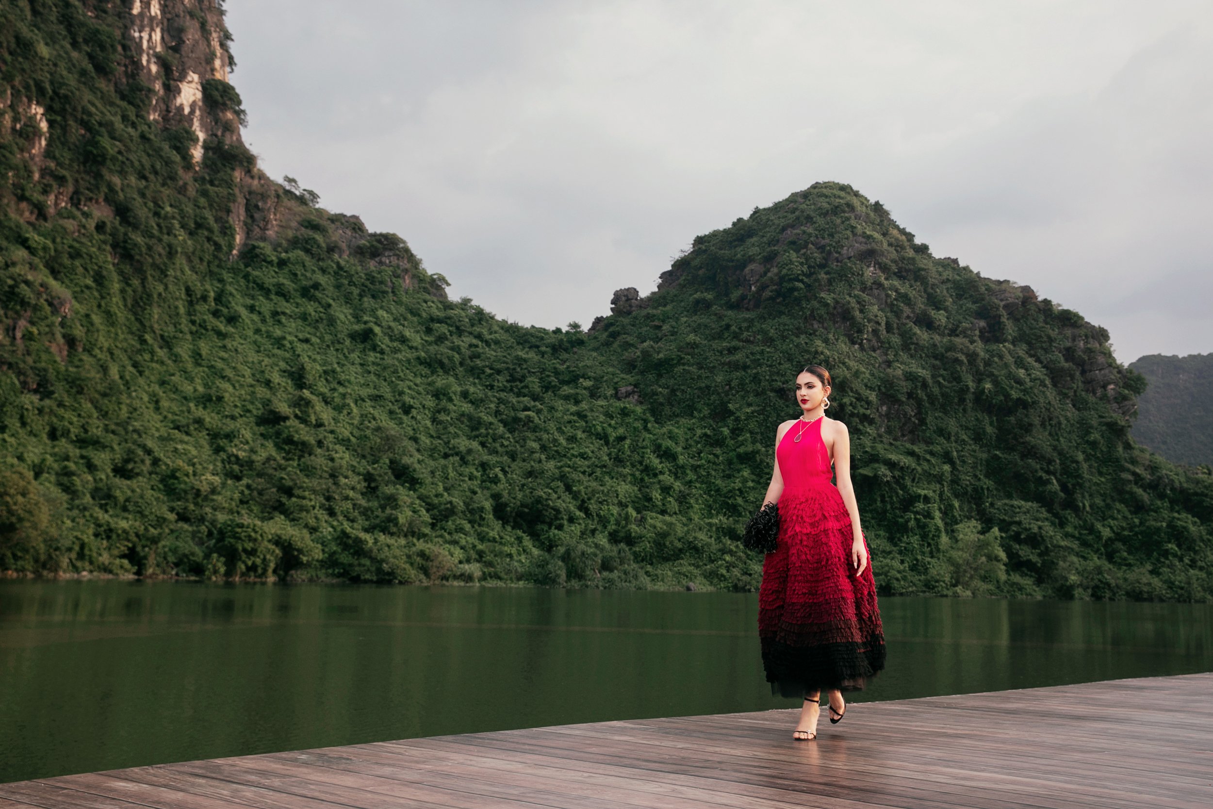 H'Hen Niê, Ngọc Châu, Xuân Hạnh đi bè đến sàn catwalk trong show Lê Thanh Hòa- Ảnh 13.