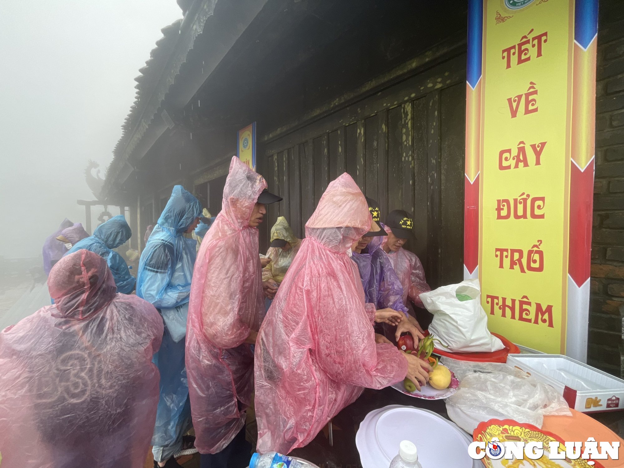 Touristen erobern die Thuong-Pagode in Tay Yen Tu, Foto 16