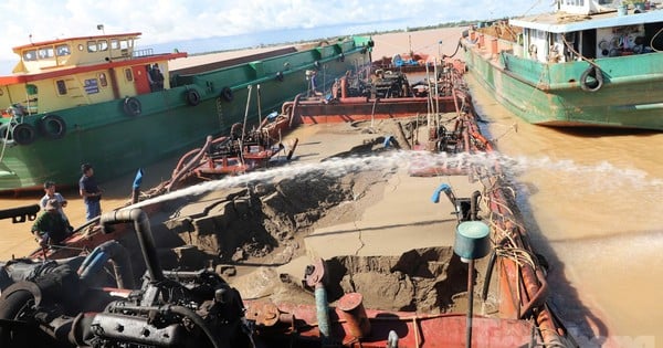 Close-up of the process of washing salty sea sand for the construction of the Can Tho - Ca Mau expressway