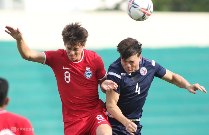 Singapore (red shirt) lost their first win against Guam in the final minutes. Photo: Hieu Luong