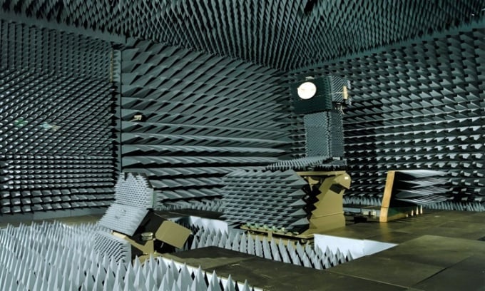 Estructuras cónicas utilizadas para cancelar las ondas sonoras en la sala GEMAC. Foto: NASA
