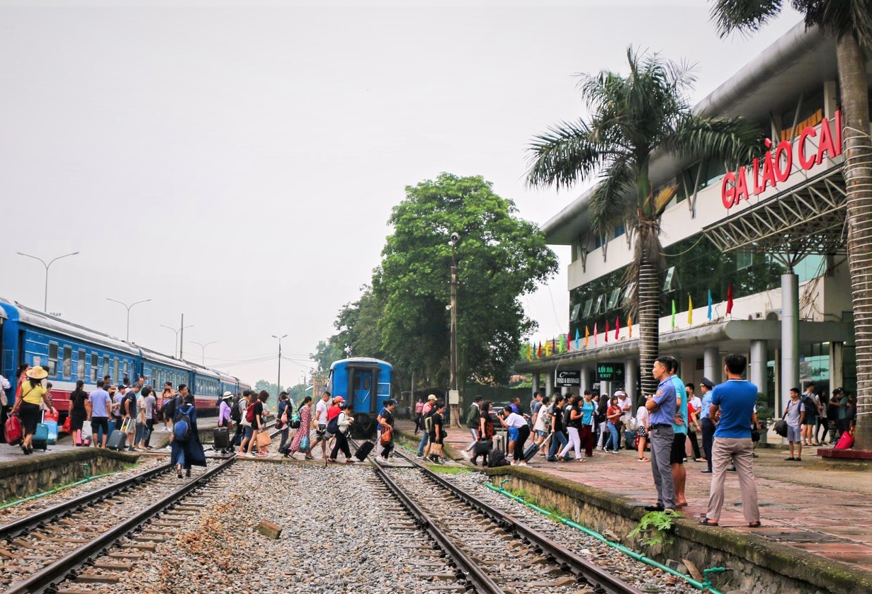 Đường sắt tăng nhiều tàu du lịch Sapa - Ảnh 1.