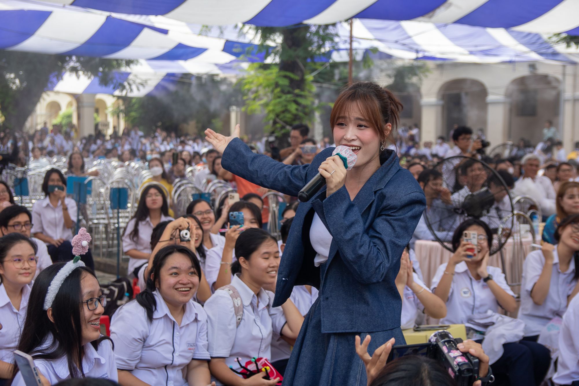 Học sinh Trường THPT chuyên Lê Hồng Phong 'thổi bay' âu lo trong ngày ra trường - Ảnh 1.