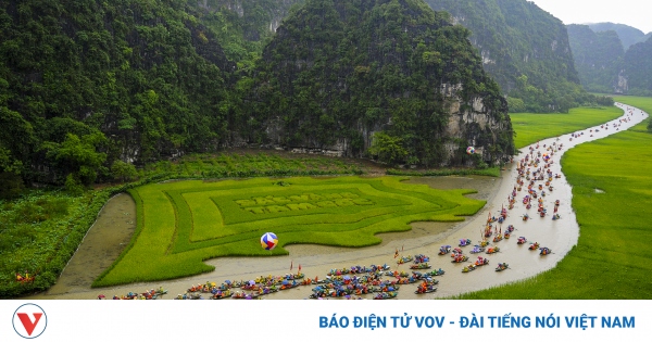 Feu d'artifice pour célébrer les 10 ans de la reconnaissance du paysage de Trang An par l'UNESCO