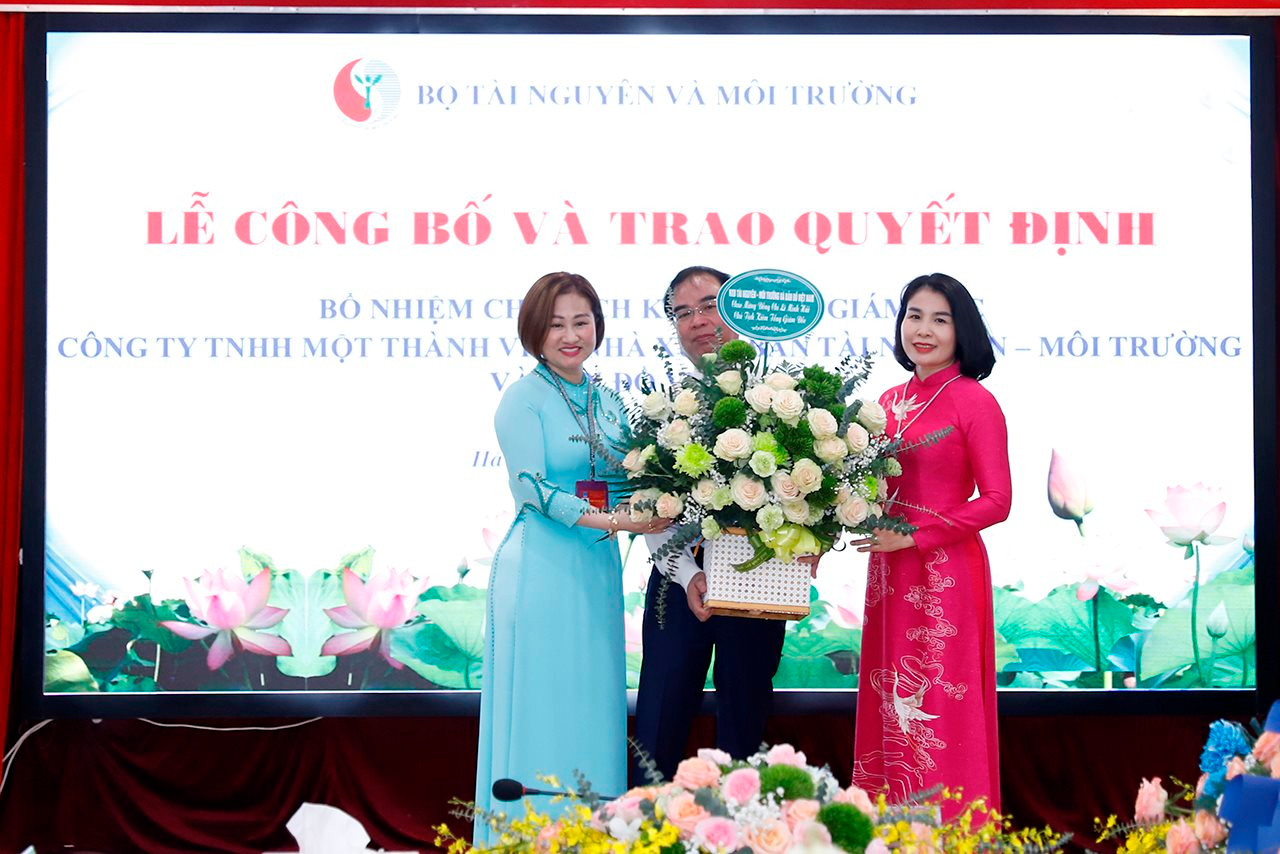 small_20240415-bo-truong-trao-qd-nxb-12.jpg