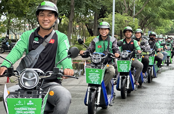 Gojek users will be able to experience GoRide, GoFood and GoSend services with the Selex Camel electric scooter line.