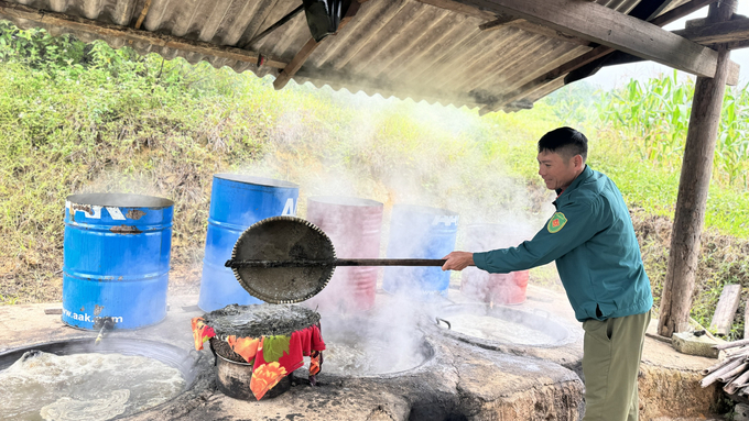 Después de prensarlo y eliminarle las impurezas, el jugo de caña de azúcar se cocinará y removerá continuamente, quitando la espuma y los residuos para crear un delicioso producto de melaza. Foto: Anh Nguyet.