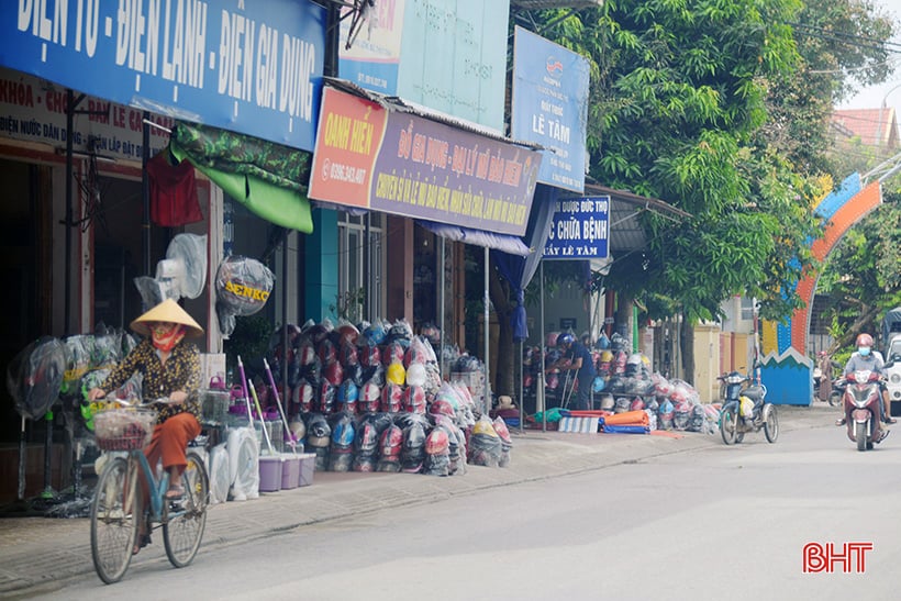 Biến vỉa hè thành “sân nhà” tại đường trung tâm thị trấn Đức Thọ