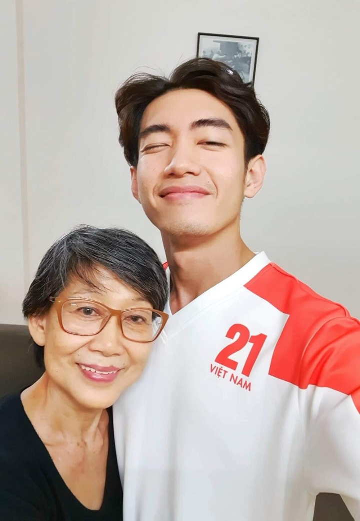 Quang Dang with his mother.