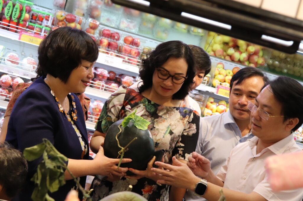 Leaders of the Ministry of Industry and Trade inspect the Tet service situation at CO.OPMART Ly Thuong Kiet