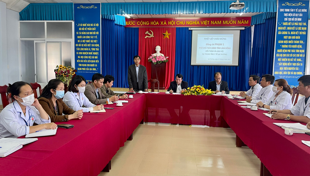 Ông Cill Poh – Phó Chủ tịch UBND huyện Lạc Dương kiến nghị về tình hình thiếu thuốc