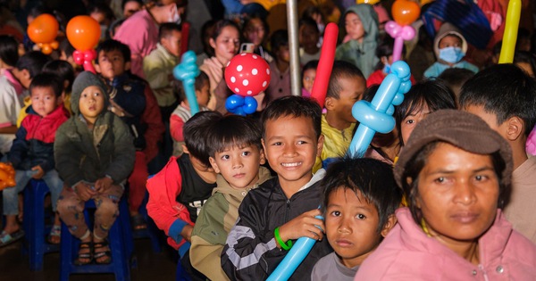 60 artistas de Ho Chi Minh City llevan sonrisas a los niños de Dak Nong