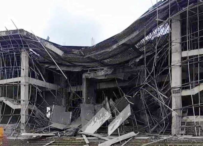 The third floor of the Tuyen Hoa District Cultural Center collapsed on September 17. Photo: Van An