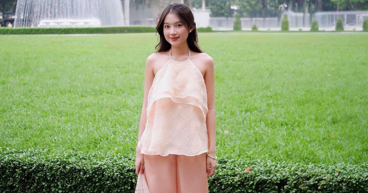 Wearing a yếm dress helps you show off your beauty in the upcoming spring days.