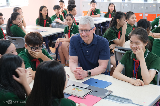 Tim Cook dự giờ một hoạt động sử dụng IPad để dạy học, sáng 16/4. Ảnh: Tuấn Hưng