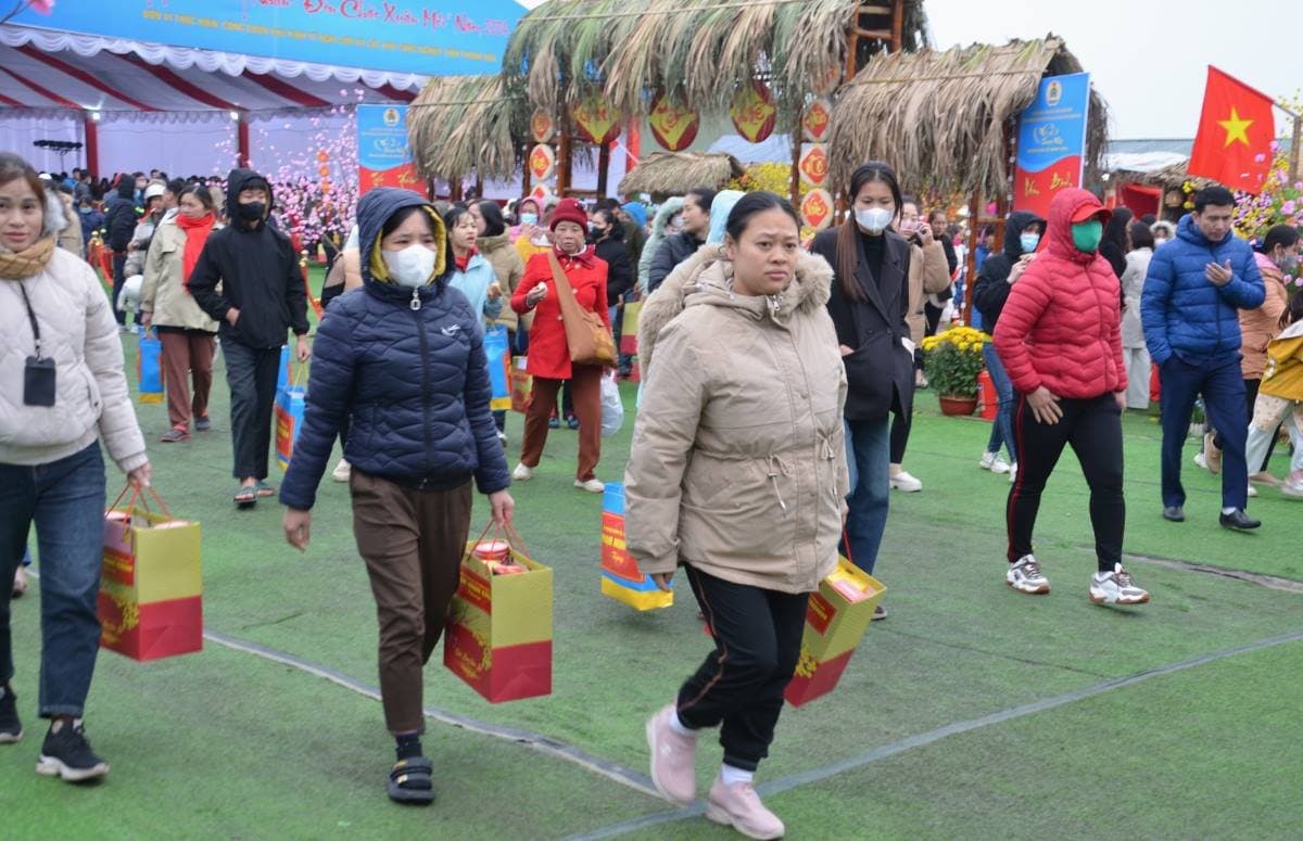 More than 400 Tet gifts were given to families with preferential policies, poor households and workers in difficult circumstances in Thanh Hoa province. Photo: Nguyen Truong
