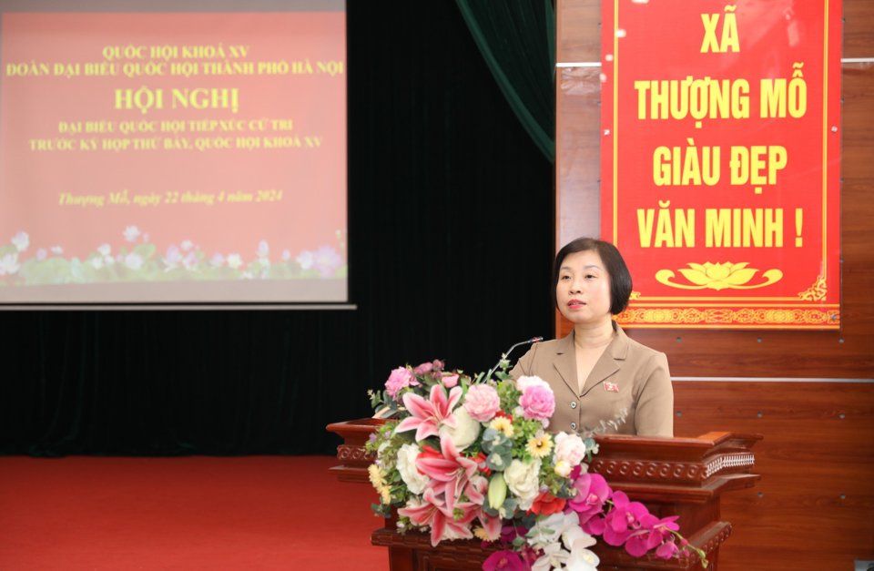 Deputy Head of the Hanoi National Assembly Delegation Pham Thi Thanh Mai speaks at the conference to meet voters.