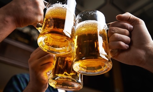 4 errores al beber cerveza que son perjudiciales para la salud