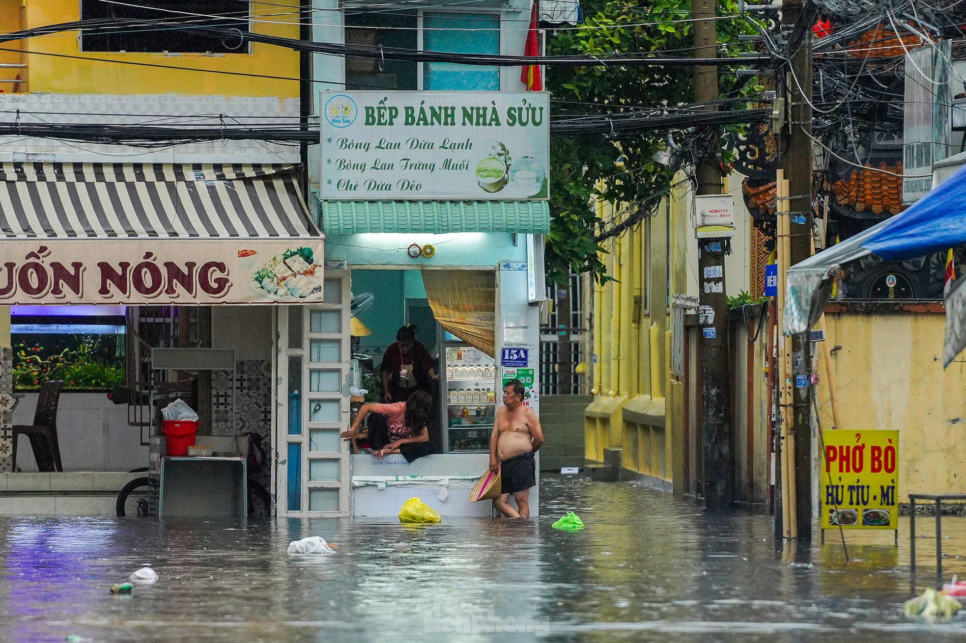 Người dân xung quanh chợ Thủ Đức lại vất vả vì ngập nặng ảnh 5