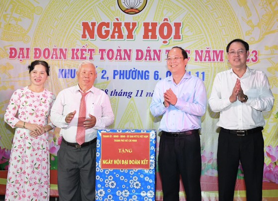 Phó Bí thư Thành ủy TPHCM Nguyễn Hồ Hải trao quà cho Ban công tác Mặt trận khu phố 2. Ảnh: VIỆT DŨNG