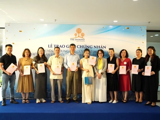 Les propriétaires de l'appartement Diamond Residence reçoivent officiellement leurs livres roses