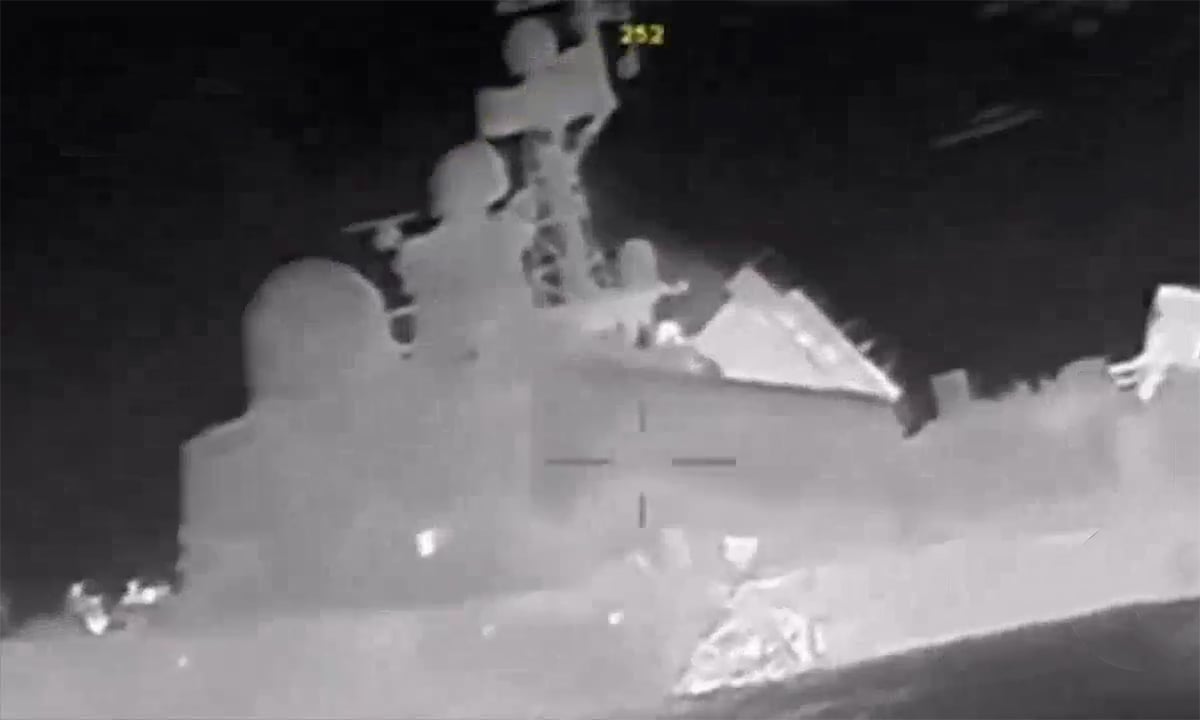 Moment Ukrainian suicide boat attacks Russian missile ship