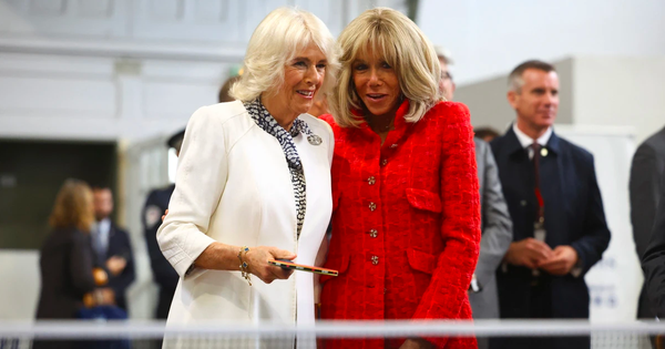 La reine d'Angleterre et la première dame de France jouent une partie amicale de tennis de table