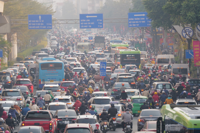 Traffic jam in Hanoi during the first week of people returning to work after Tet Quy Mao 2023, January 30. Photo: Ngoc Thanh