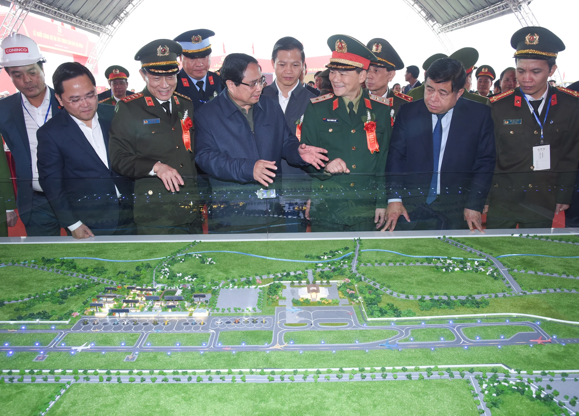 [Photo] Le Premier ministre Pham Minh Chinh assiste à la cérémonie d'inauguration du projet de construction de l'aéroport de Gia Binh photo 8