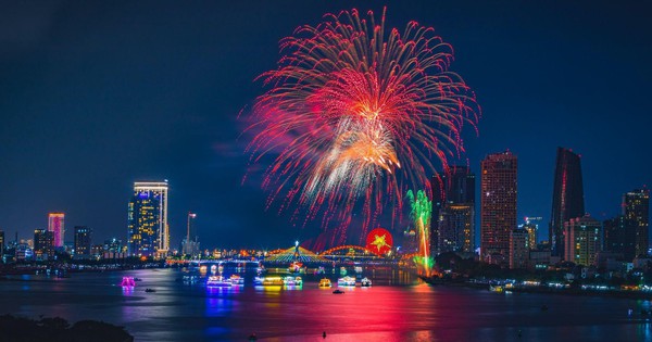 El precio de la entrada para ver el festival de fuegos artificiales de Da Nang es de al menos 1 millón de VND.