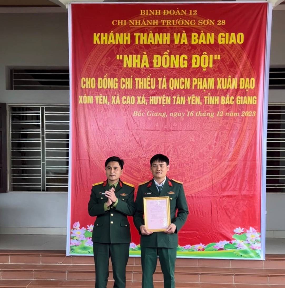 Thượng tá Nguyễn Hoài Nam, Bí thư Đảng ủy Chi nhánh Trường Sơn 28, Binh đoàn 12 thừa ủy quyền của Tư lệnh Binh đoàn trao quyết định tặng “Nhà đồng đội” cho Thiếu tá Quân nhân chuyên nghiệp Phạm Xuân Đạo. Ảnh: Hoài Nam