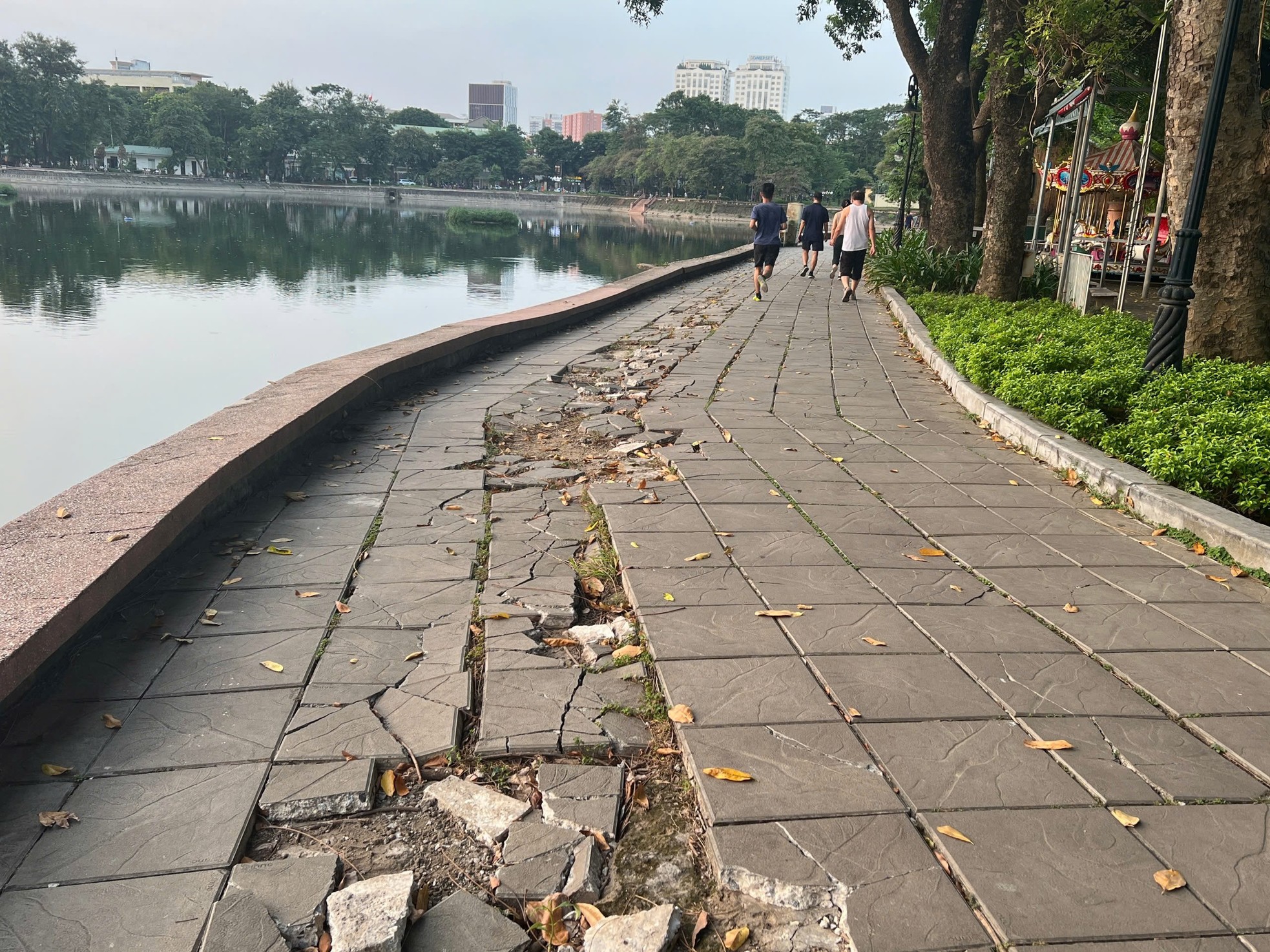 Dilapidated and degraded scenes at two large parks in Hanoi photo 16