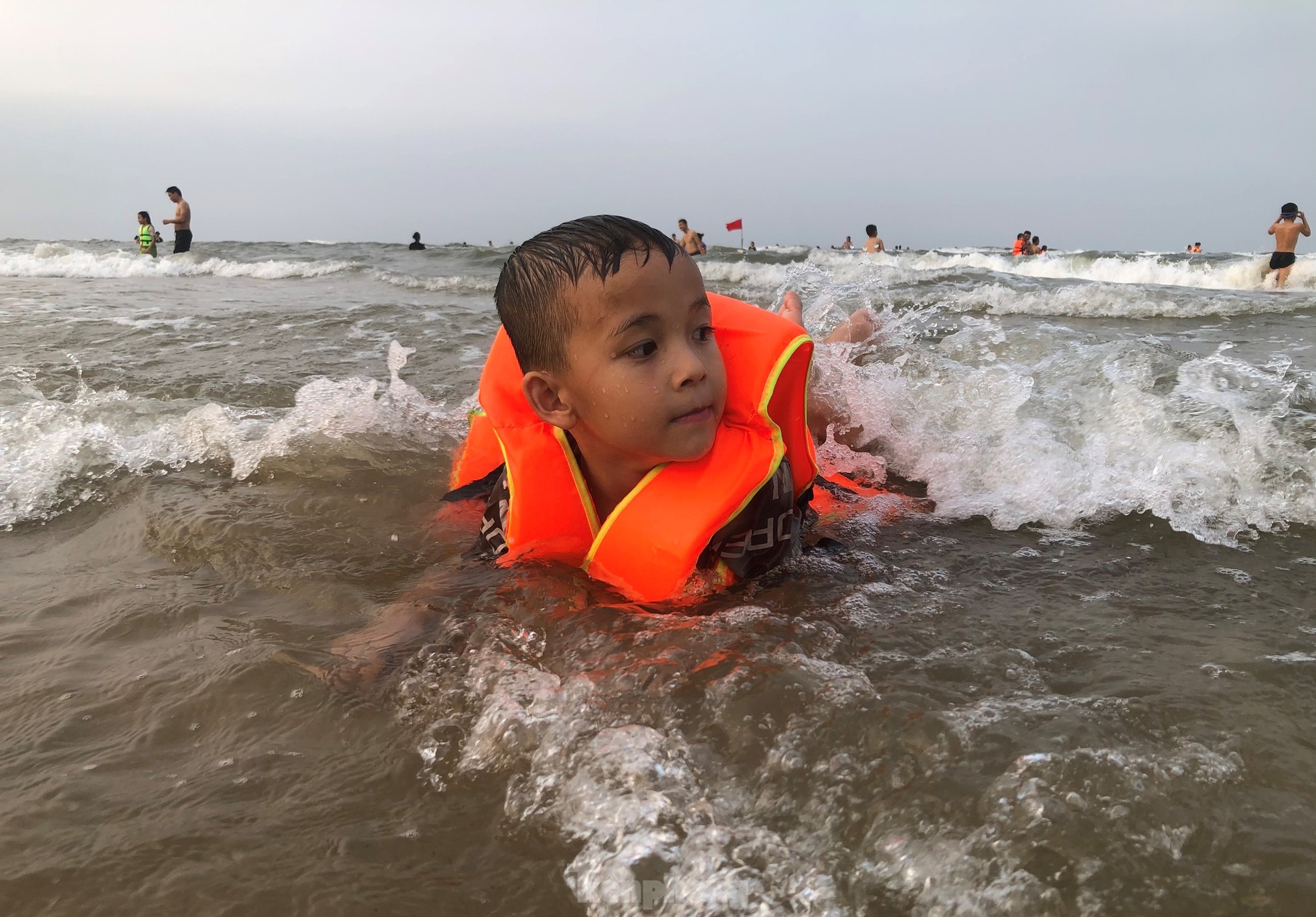 Les touristes viennent à la plage de Thien Cam pour se « rafraîchir » photo 9