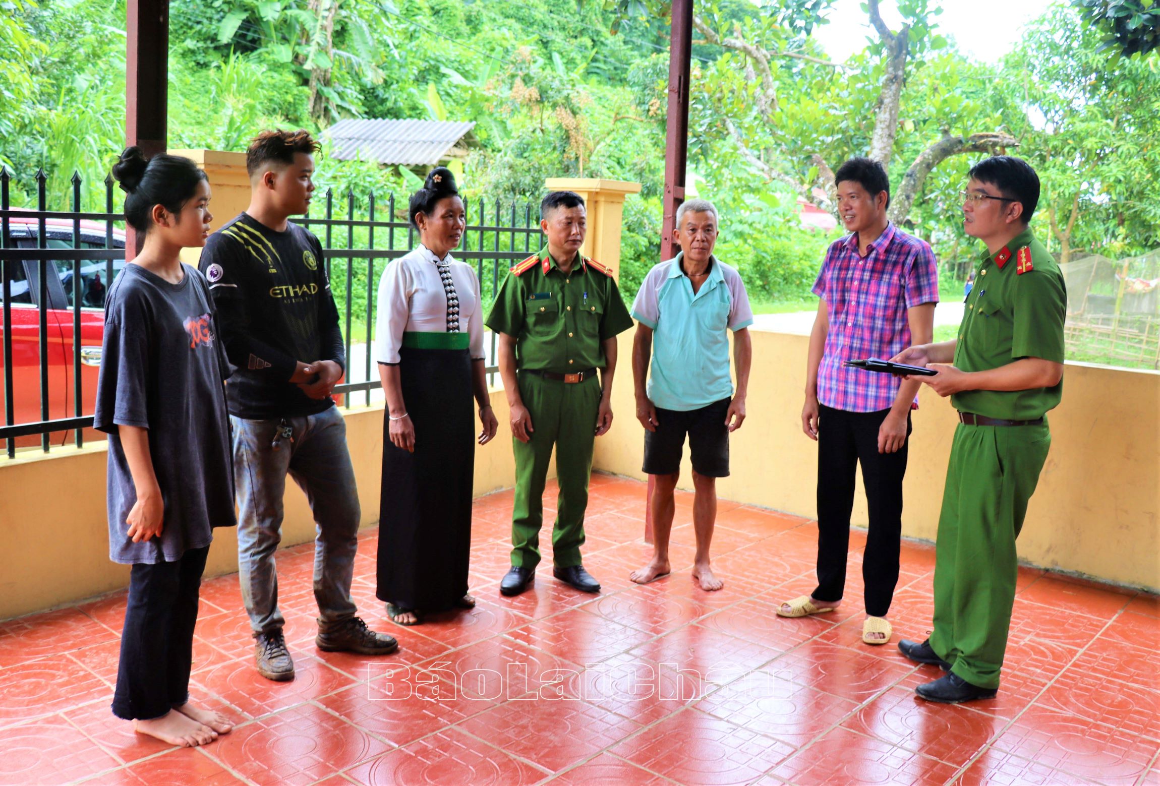 Công an xã Lùng Thàng tuyên truyền pháp luật tới người dân.