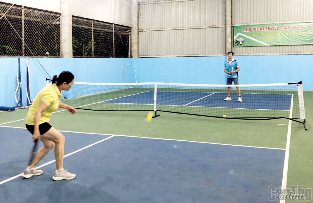 CLB Pickleball tại nhà thi đấu thể thao Trường Đại học Cần Thơ.