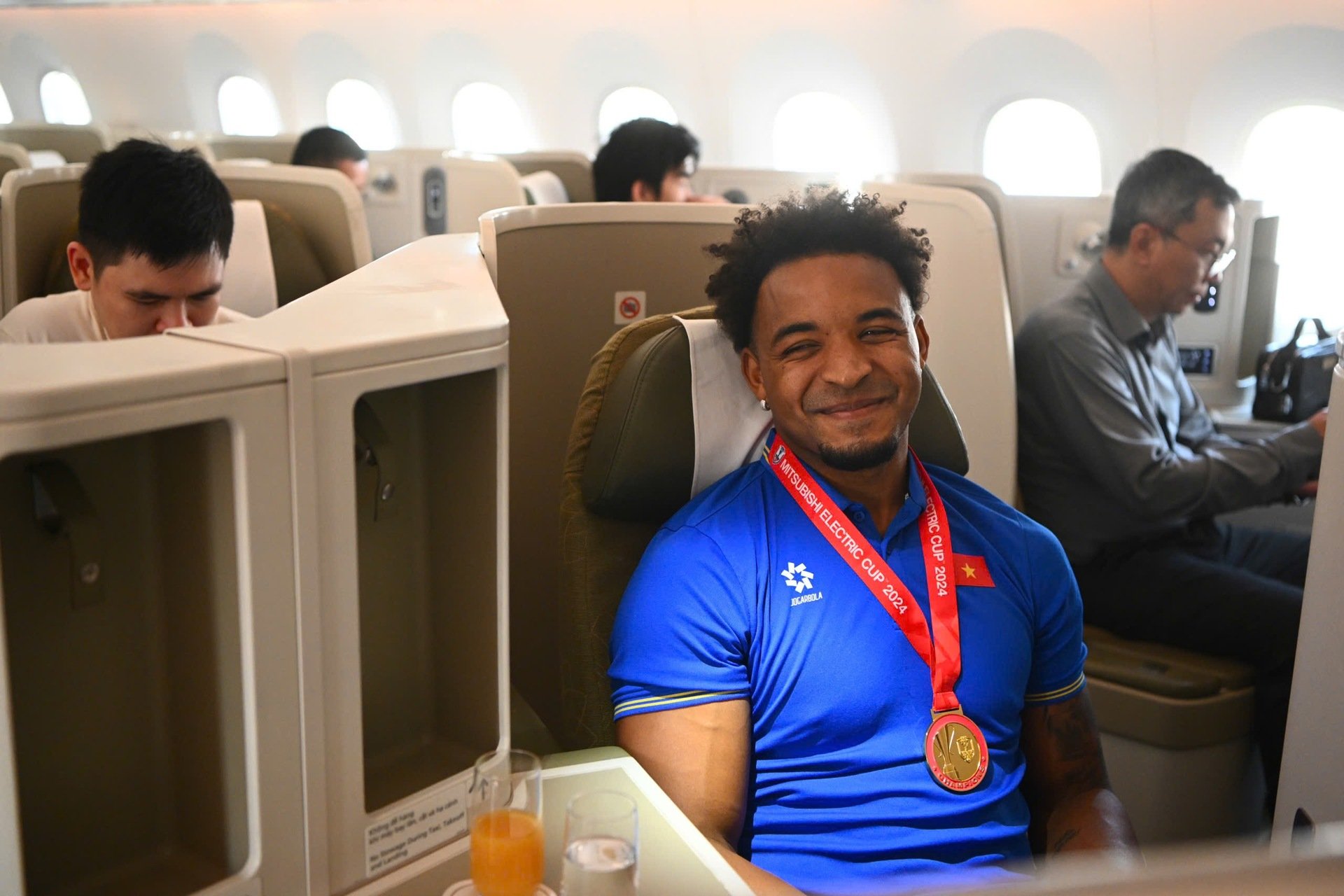 Vietnam Airlines schickt Spieler der vietnamesischen Fußballnationalmannschaft in die Business Class, Bild 4