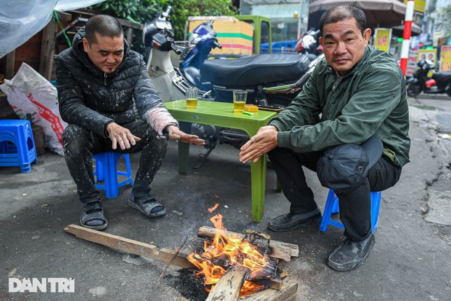 Ho Chi Minh City is scorching hot, Hanoi is miserable because of the cold photo 8