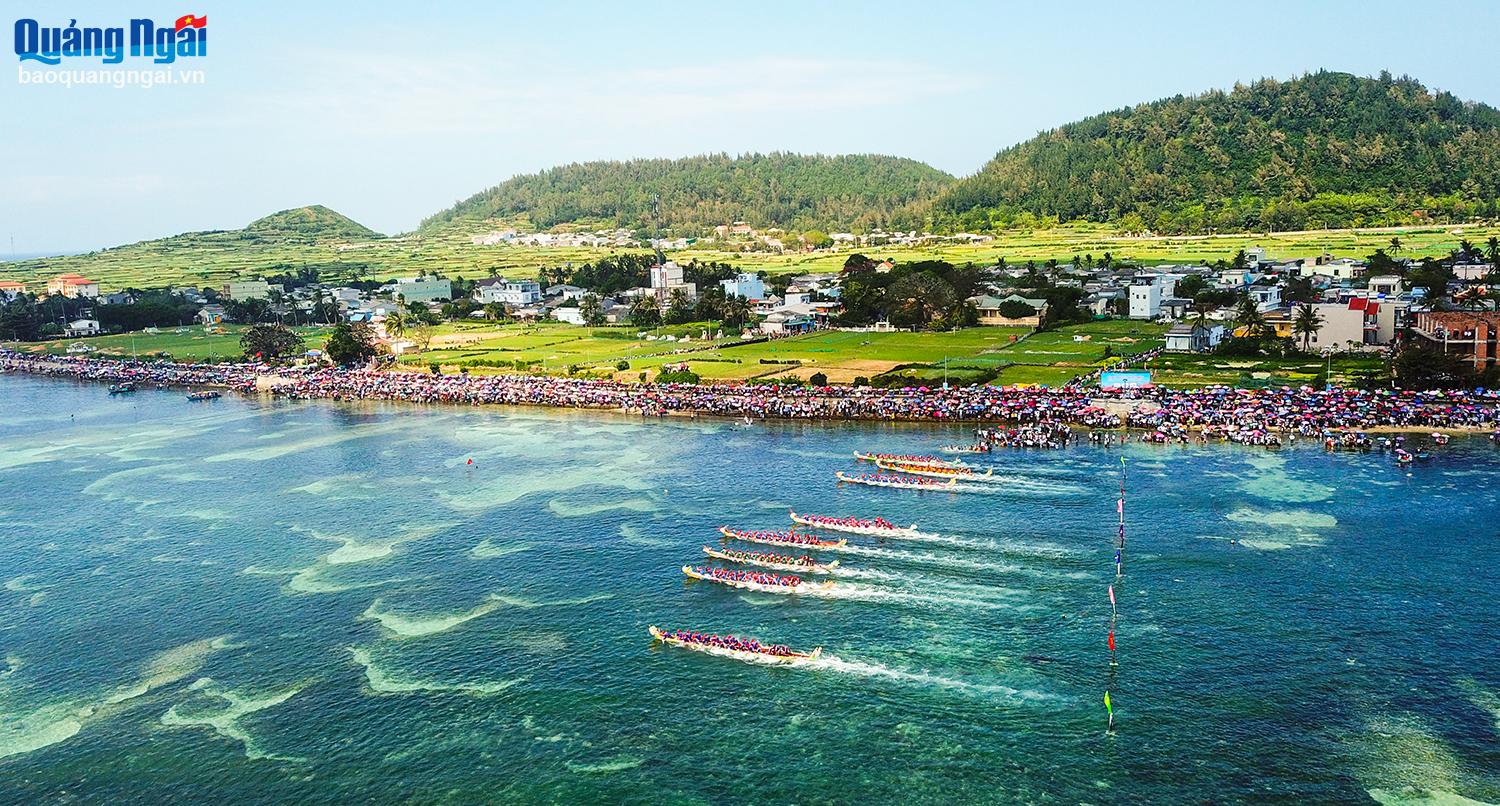 Le district de Ly Son est une terre de nombreux festivals uniques.   Sur la photo : Festival de courses de bateaux de Tu Linh à Ly Son - Patrimoine culturel immatériel national.    Photo : MINH THU