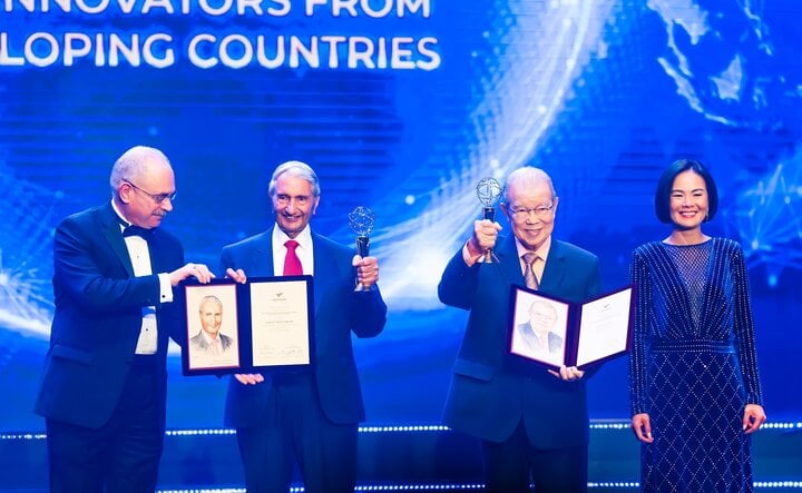 The VinFuture 2023 Special Prize for Scientists from Developing Countries honored Prof. Vo Tong Xuan (the first Vietnamese scientist to receive the VinFuture Prize) and Prof. Gurdev Singh Khush (Indian-American).