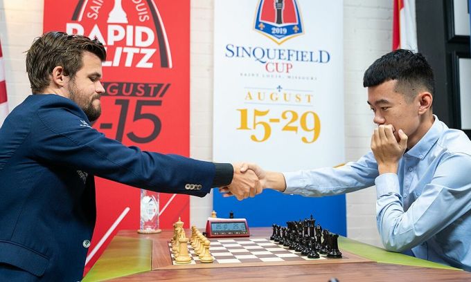 Magnus Carlsen (ซ้าย) และ Dinh Lap Nhan ในการแข่งขัน Sinquefield Cup ปี 2019 ที่เมืองเซนต์หลุยส์ รัฐมิสซูรี สหรัฐอเมริกา ภาพ : หมากรุก