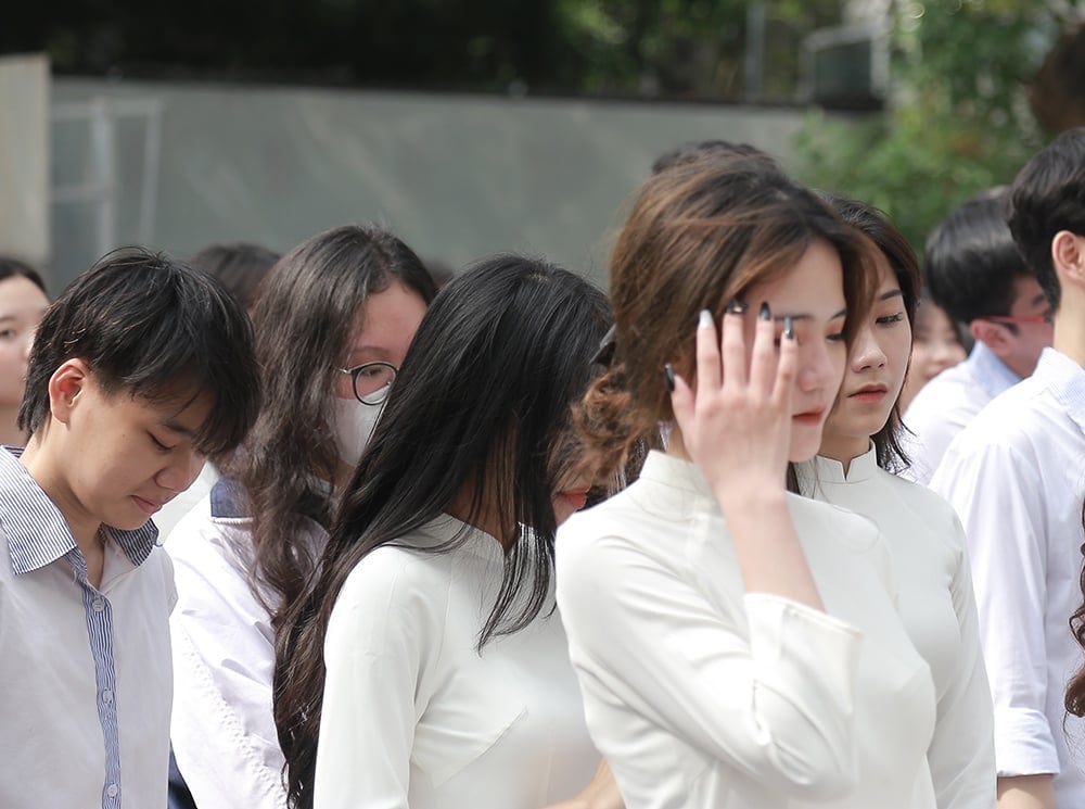 高校3年生の男子生徒の学校生活への感動的な別れ - 3