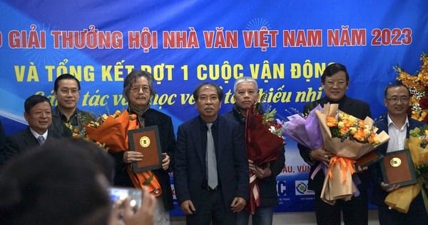 La Asociación de Escritores de Vietnam otorgó valientemente premios a tres obras en prosa al mismo tiempo