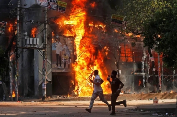 De violents affrontements font près de 100 morts, le gouvernement impose un couvre-feu illimité, les manifestants étudiants continuent de défier