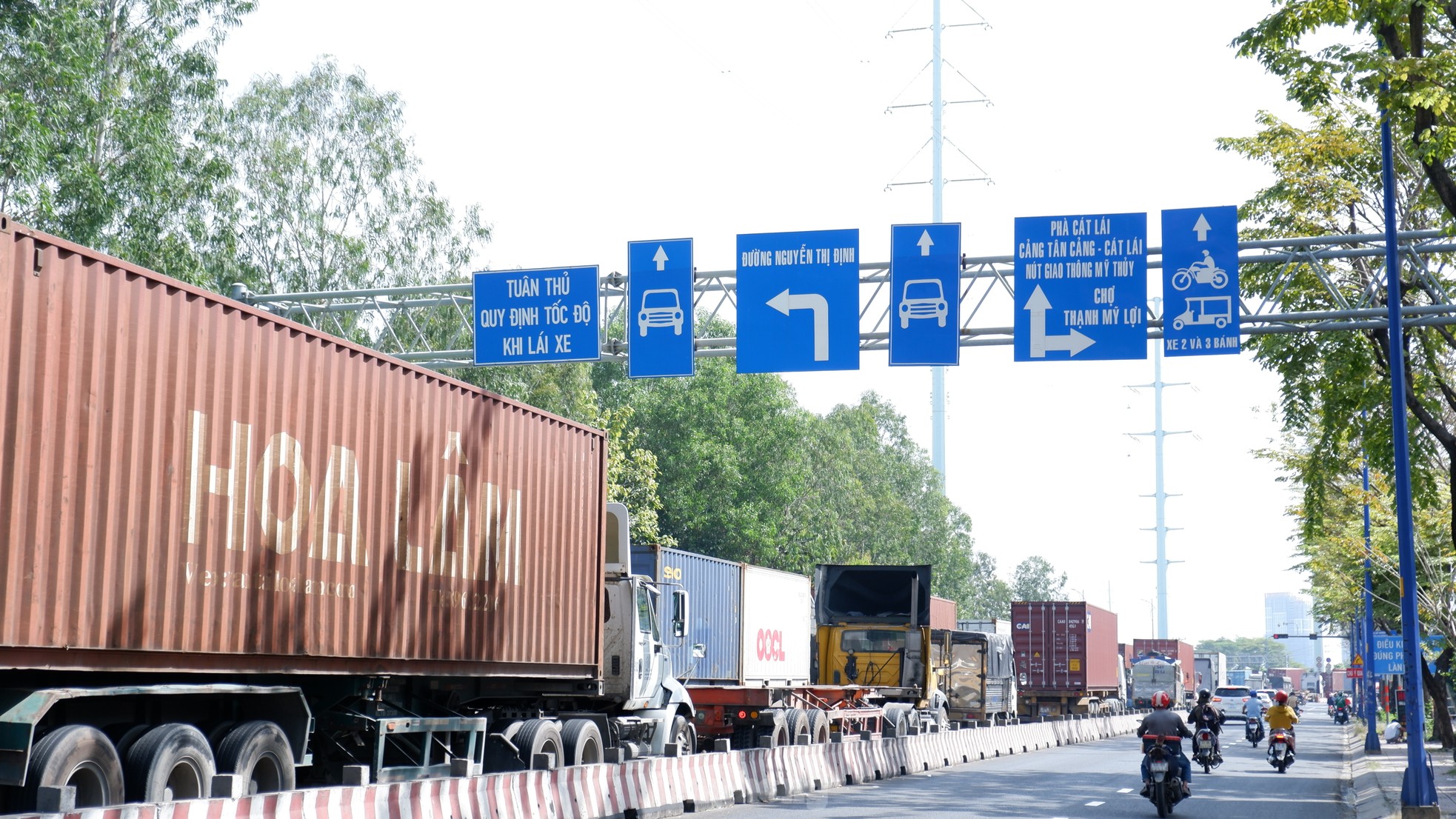 Long queue of trucks 'standing still' on the way to Cat Lai port, HCMC photo 2