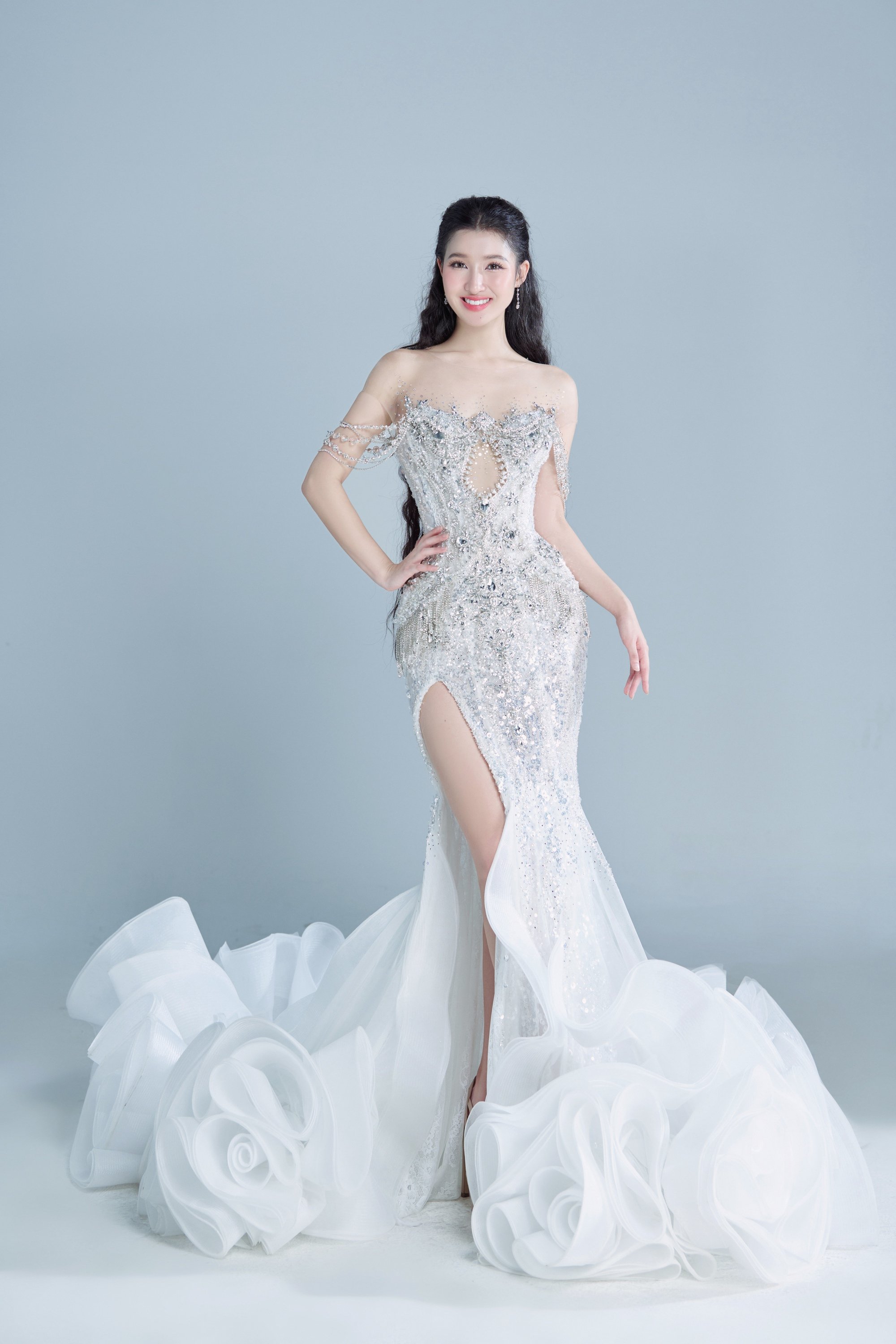 Ngơ ngẩn ngắm Phương Nhi "lên đồ" trắng muốt cho đêm chung kết Miss International 2023 - Ảnh 12.