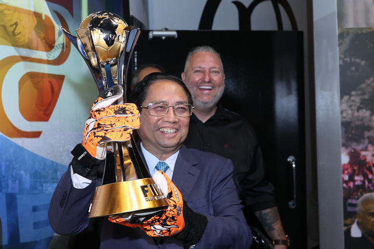 Prime Minister Pham Minh Chinh visits top Brazilian football club