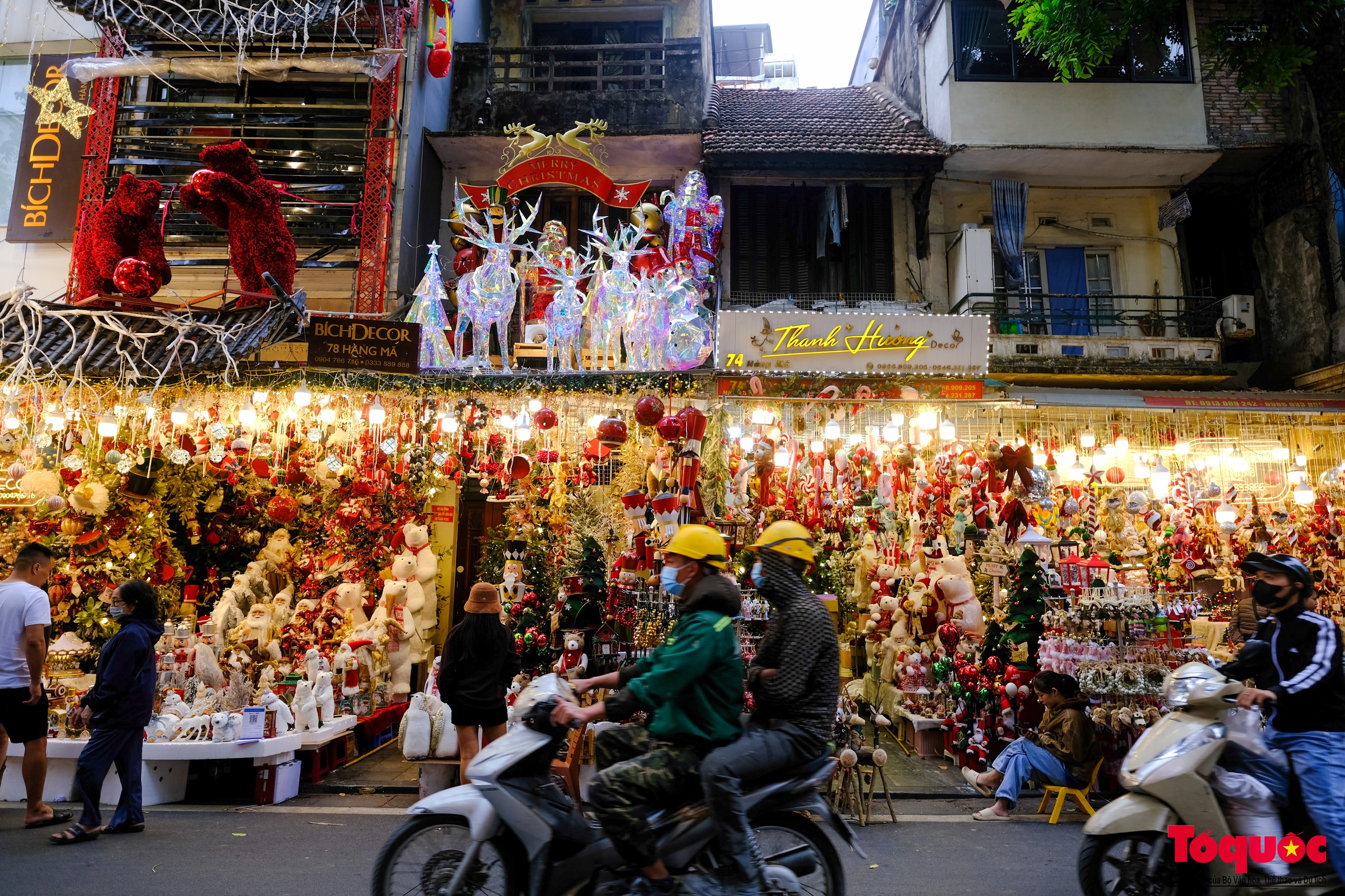 Du khách nước ngoài thích thú trải nghiệm sắc màu Noel trên phố Hàng Mã - Ảnh 15.