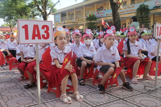 รัฐมนตรีกล่าวว่าการดำเนินการโปรแกรมใหม่ถือเป็นโอกาสสำหรับอุตสาหกรรมและหวังว่าครูจะทำงานร่วมกันเพื่อสร้างสรรค์นวัตกรรมทางการศึกษา ไม่ใช่แค่หยุดอยู่แค่ที่ประตูโรงเรียนเท่านั้น (ภาพ: PV/เวียดนาม+)