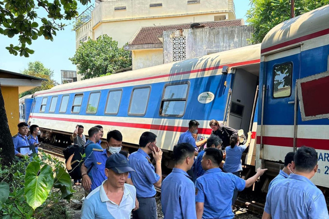 Car number 7 of train SE1 overturned as it left Hue station. Photo: Vo Thanh