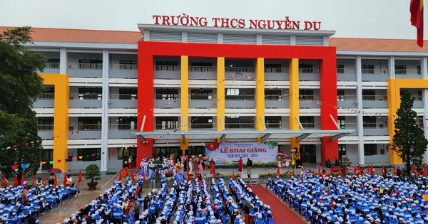 Tết Trung thu, học sinh thỏa thích 'mua sắm' tại gian hàng không đồng